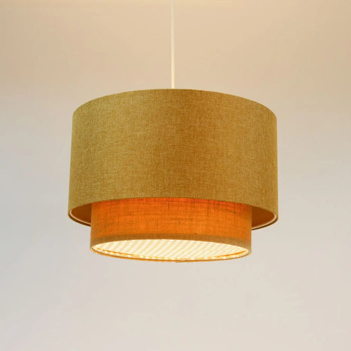 Suspension luminaire duo rotin avec abat-jour olive texturé et intérieur orange tissé sur le niveau inférieur
