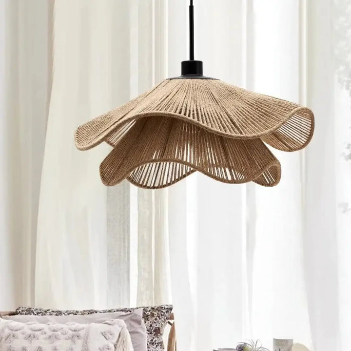 Suspension luminaire en rotin et chanvre idéal pour un restaurant

