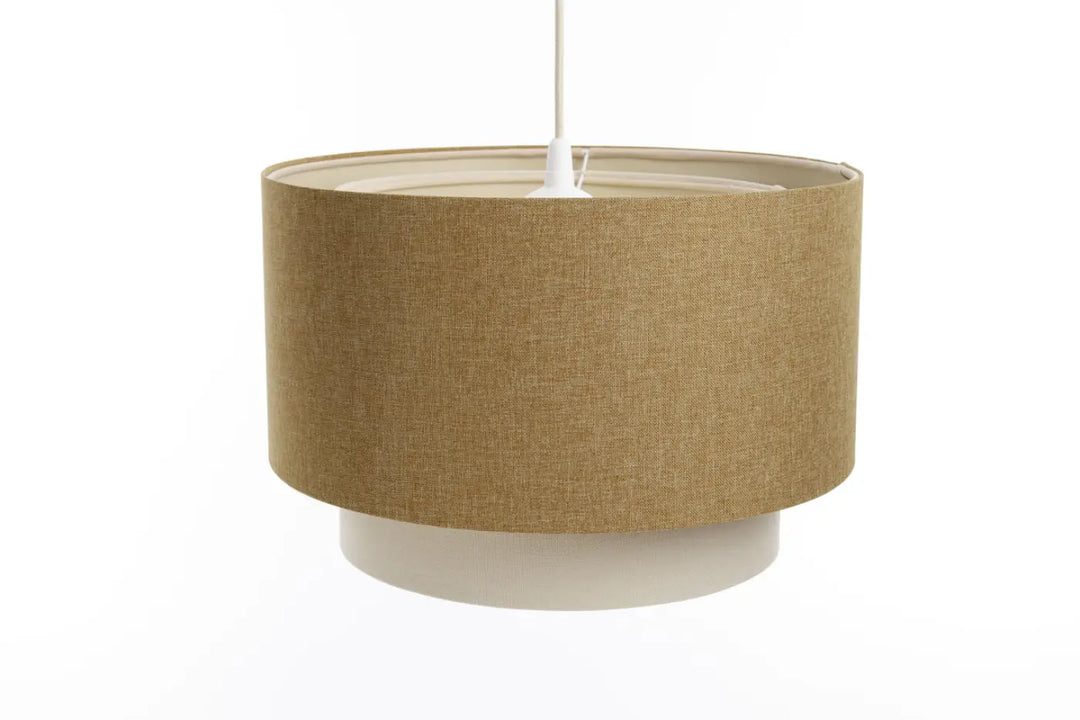 Suspension luminaire en rotin tressé couleur jaune moutarde avec base blanche et cordon suspendu
