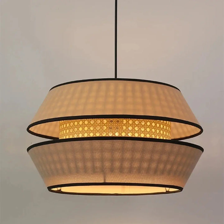 Suspension luminaire ambra en rotin naturel beige avec double abat jour noir et anneau central à motif cannage