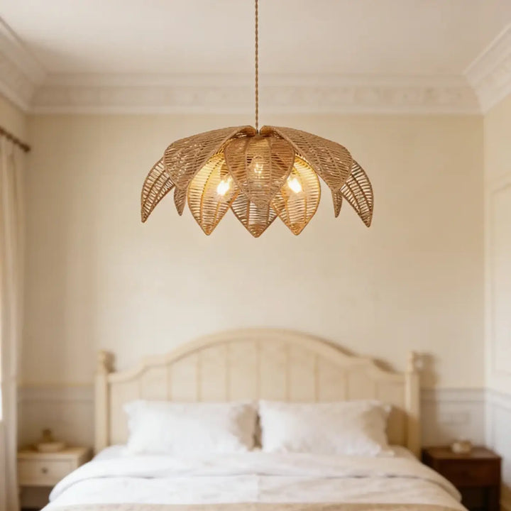 Suspension luminaire jamila en rotin tressé doré en forme dune fleur de lotus ouverte pour salle à manger