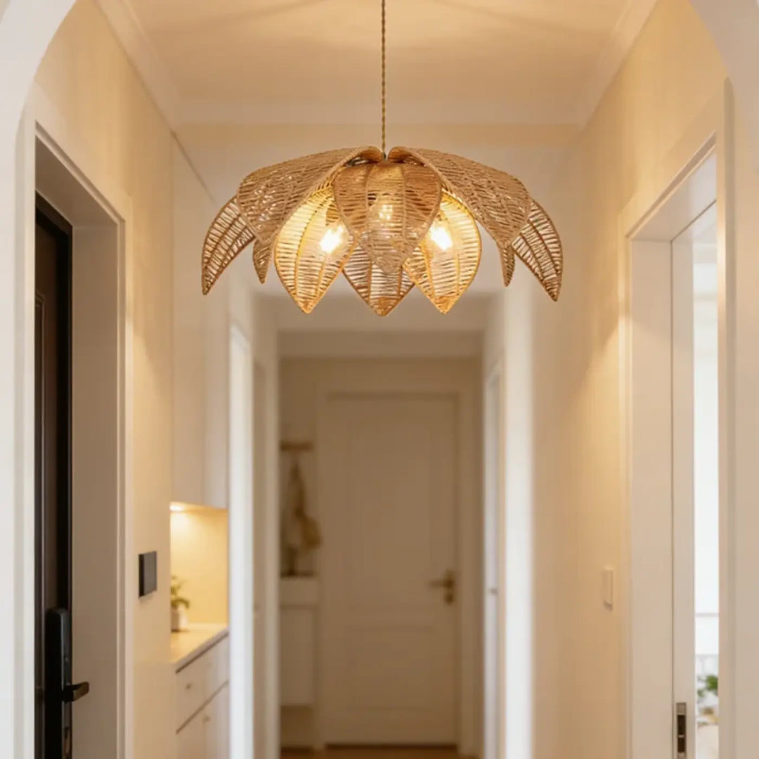 Suspension luminaire jamila en rotin tissé chauffant en forme d’une fleur lotus ouverte couleur or naturel pour salle à manger