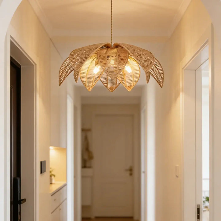Suspension luminaire jamila en rotin tissé chauffant en forme d’une fleur lotus ouverte couleur or naturel pour salle à manger
