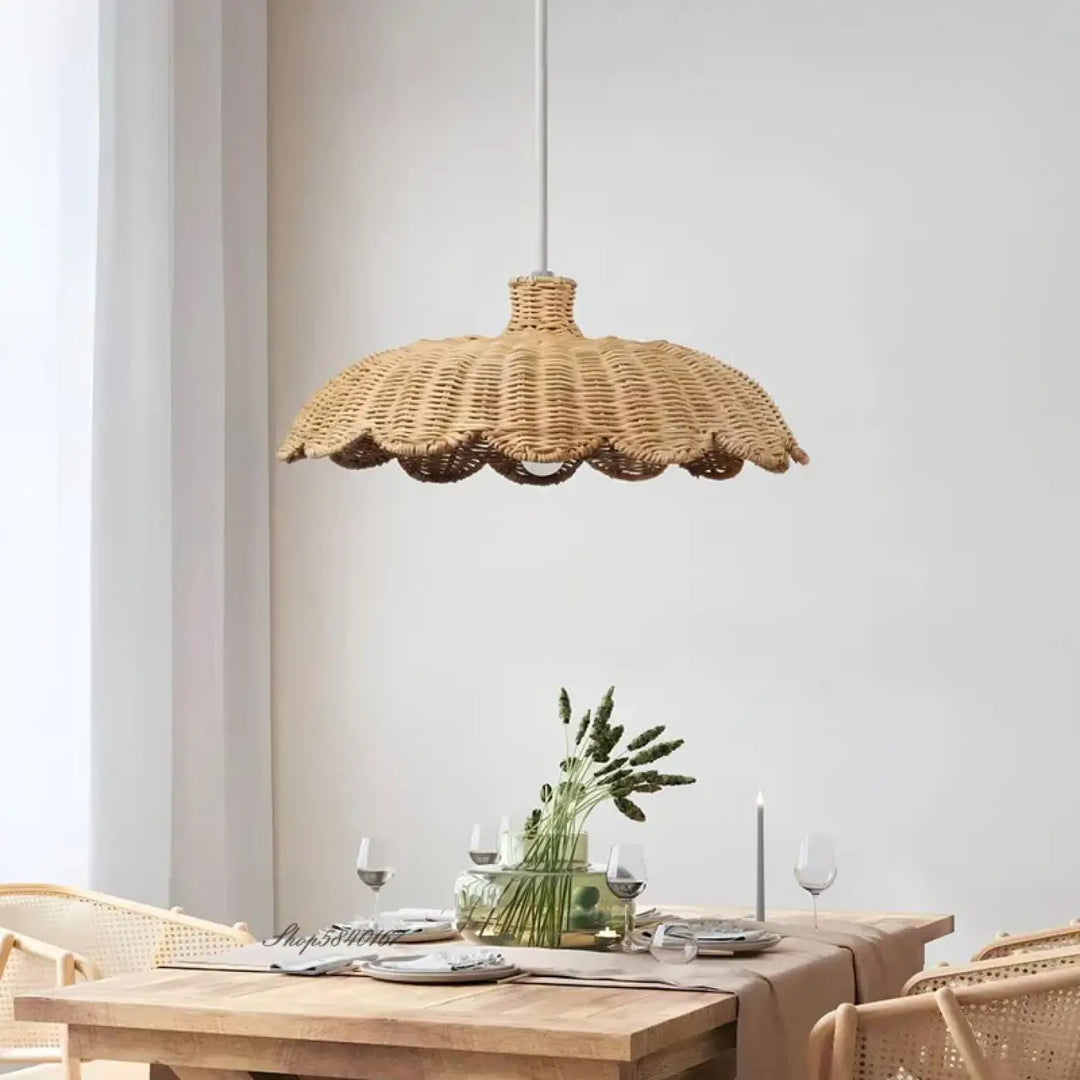 Suspension luminaire en rotin au style moderne façon marguerite

