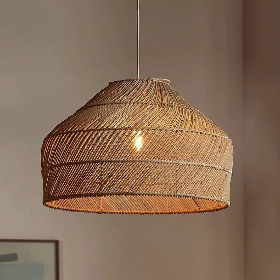 Suspension luminaire arona en rotin tressé de style bohème naturel avec forme dôme légèrement effilée et ton chaud