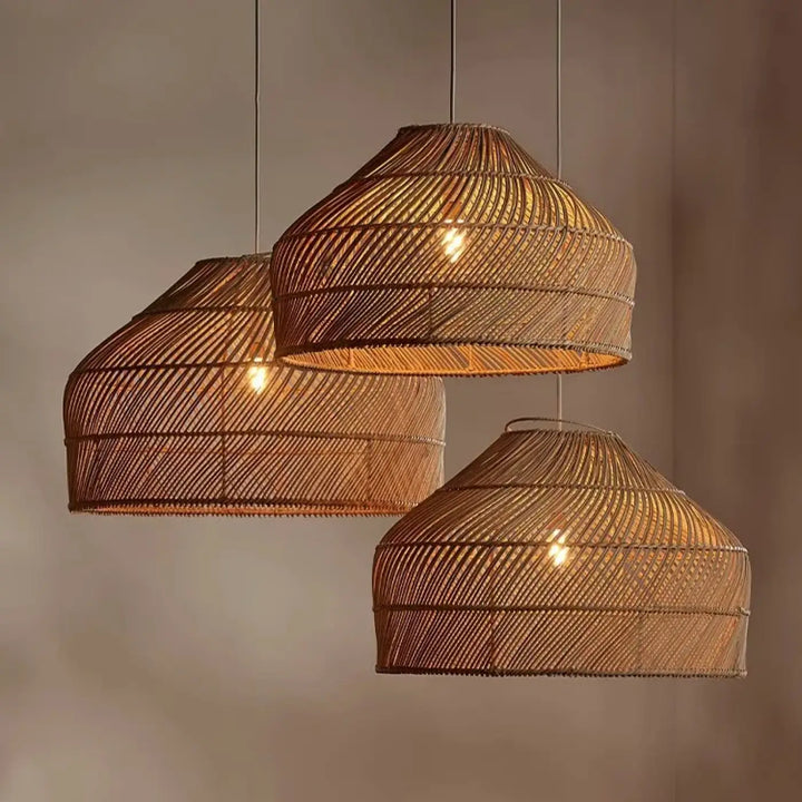 Suspension luminaire arona avec trois luminaires en rotin tressé ton chaud style bohème naturel suspendus au plafond