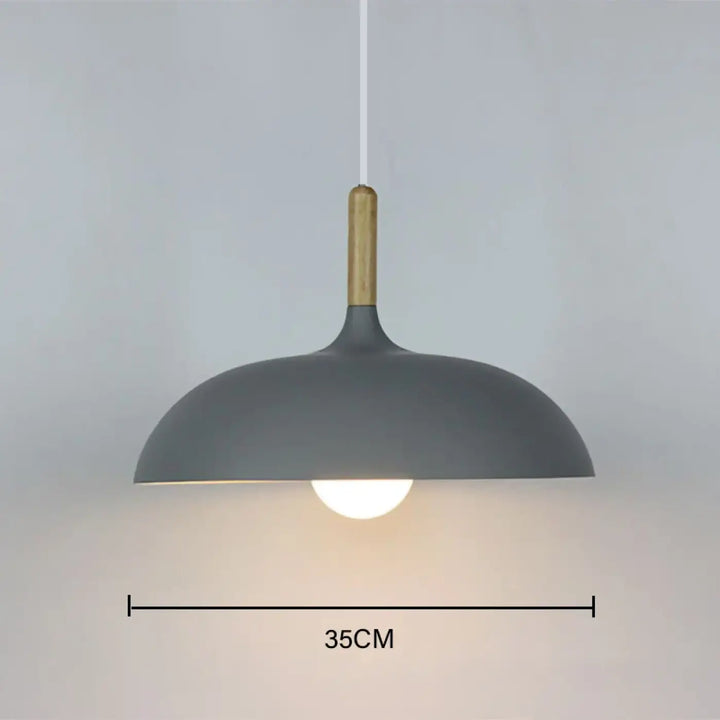 Suspension luminaire scandinave au design épuré avec détail bois

