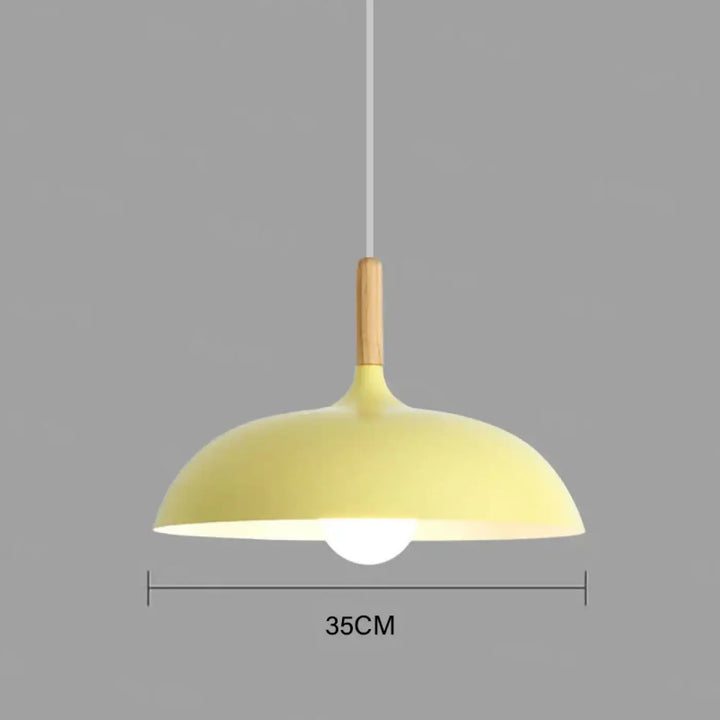 Suspension luminaire scandinave au design épuré avec détail bois

