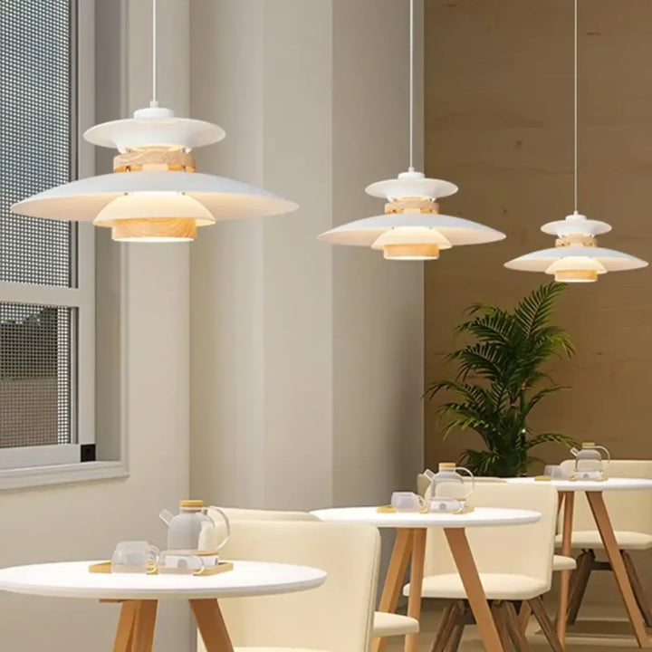 Suspension luminaire stratiss avec lampes pendantes blanches à couches, intérieur chaleureux et accents en bois scandinave
