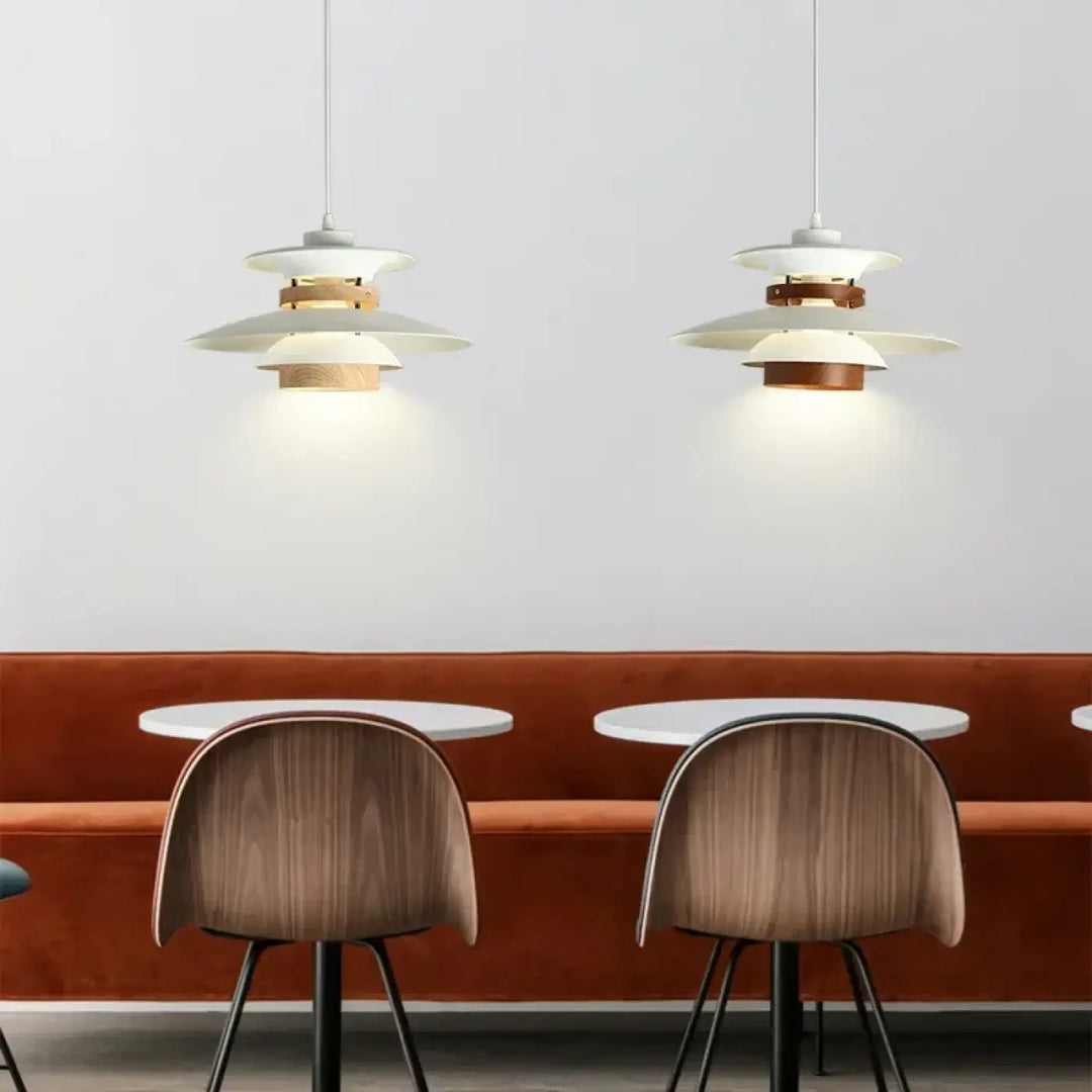 Suspension luminaire stratis en bois et blanc à design scandinave suspendue au-dessus des tables