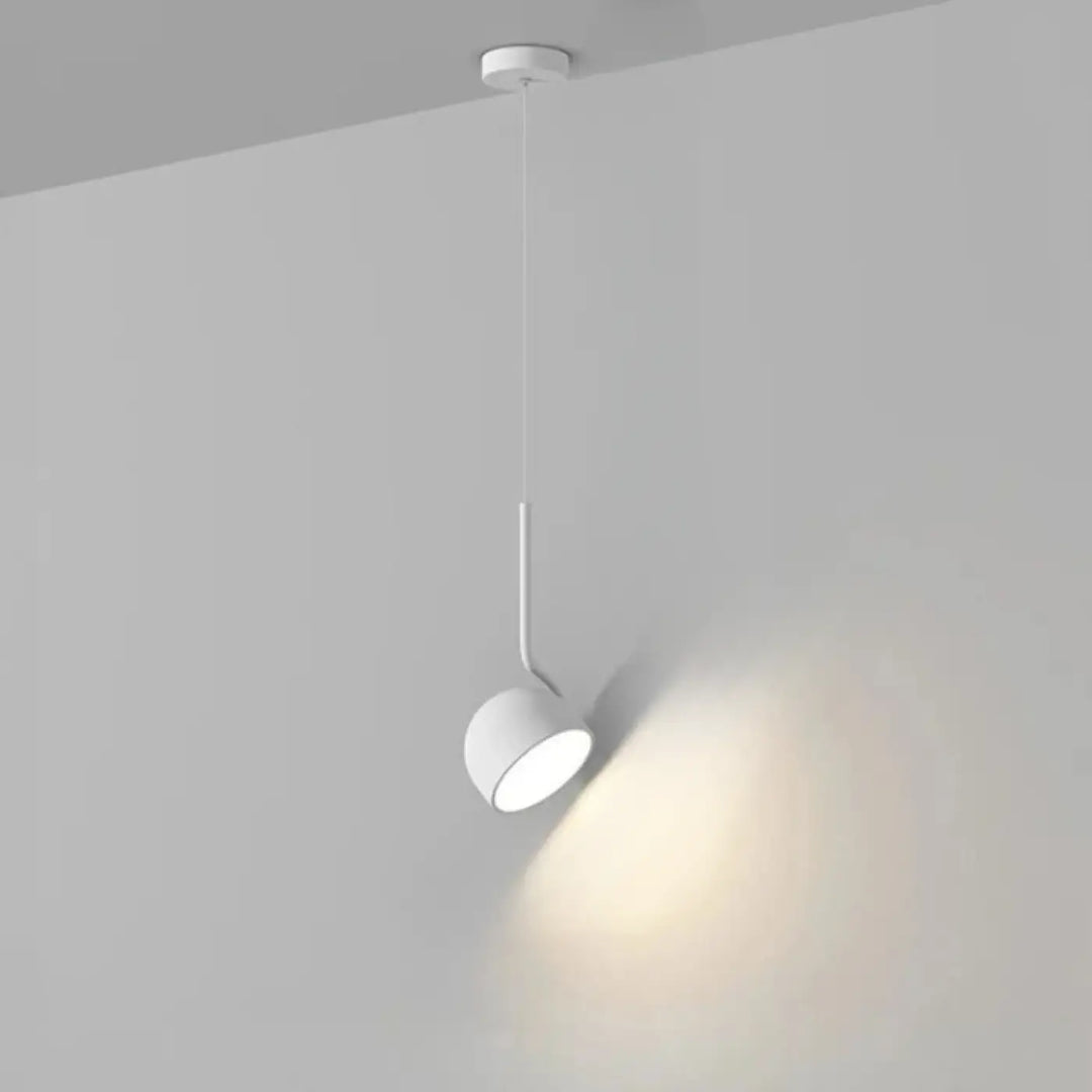 Suspension luminaire elanka blanc minimaliste avec tige incurvée et tête sphérique diffusant une lumière chaude
