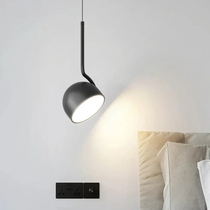 Suspension luminaire elanka noir mat avec tige courbée et abat-jour en forme de dôme luminaire scandinave élégant