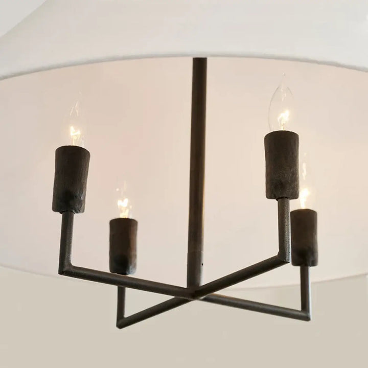 Suspension luminaire tissuni en fer forgé bronze foncé avec quatre ampoules style bougie et abat-jour en tissu blanc