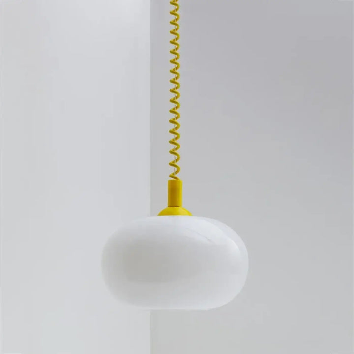 Suspension luminaire pendira en verre blanc avec câble spiralé jaune vif et fixation assortie