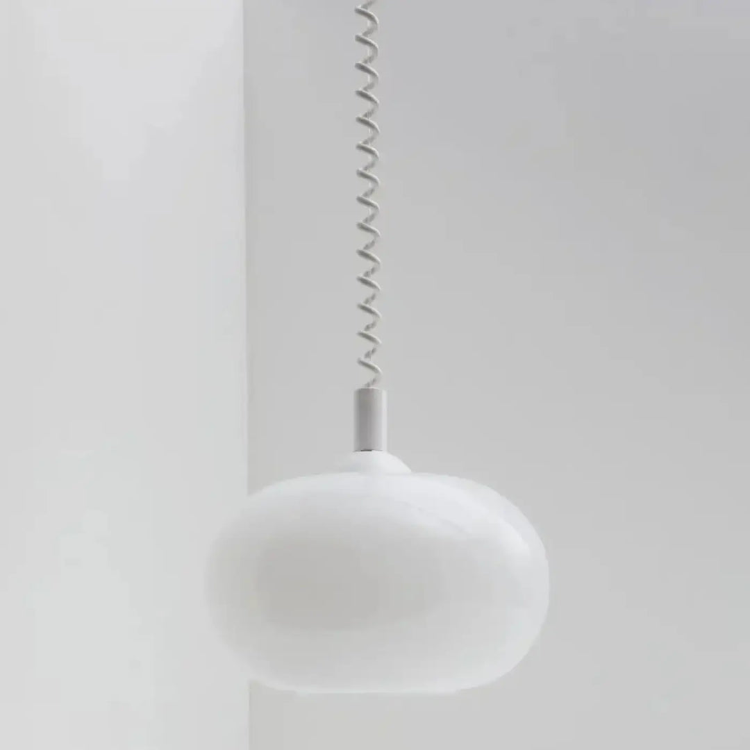Suspension luminaire pendira avec verre blanc et câble spiralé en métal pour un éclairage minimaliste élégant