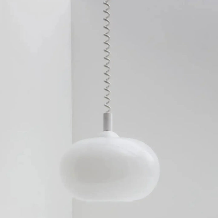 Suspension luminaire pendira avec verre blanc et câble spiralé en métal pour un éclairage minimaliste élégant