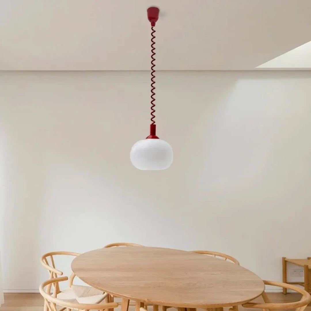 Suspension luminaire pendira avec verre blanc arrondi et câble spiralé rouge en métal design minimaliste