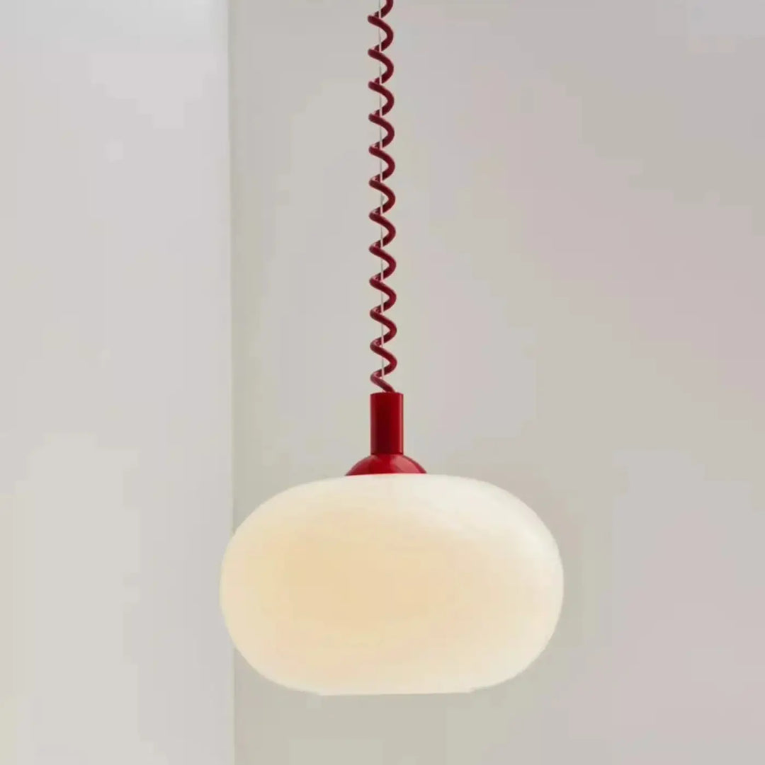 Suspension luminaire pendira avec globe en verre blanc froissé et câble spiralé rouge vif moderne