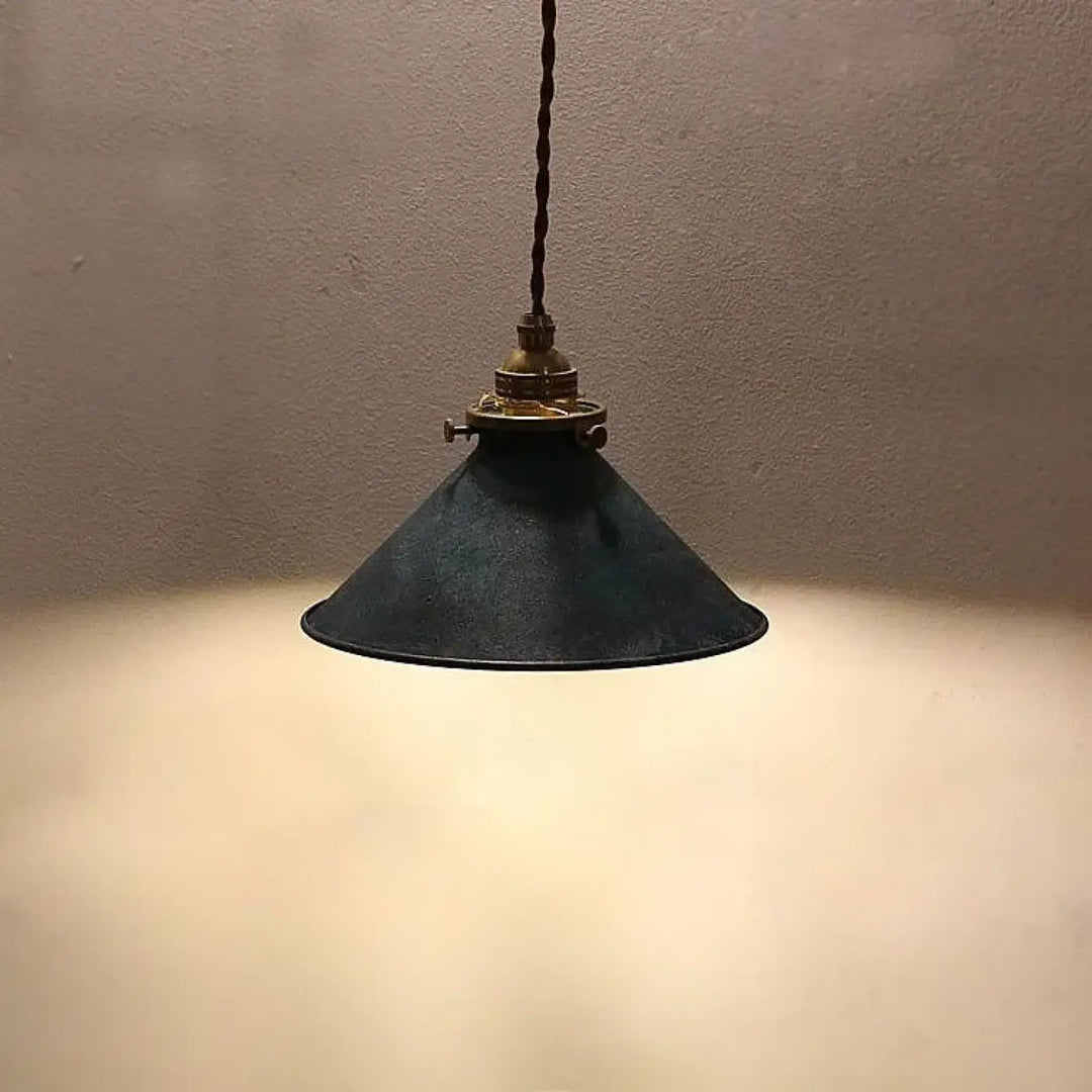 Suspension luminaire ristike en métal texturé vert foncé mat avec fixation laiton style atelier ancien et cordon torsadé