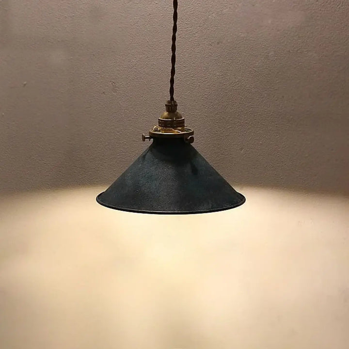 Suspension luminaire ristike en métal texturé vert foncé mat avec fixation laiton style atelier ancien et cordon torsadé