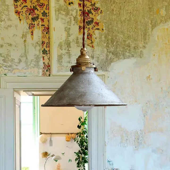 Suspension luminaire ristike en métal texturé avec abat-jour conique vieilli et fixation ton laiton style atelier ancien