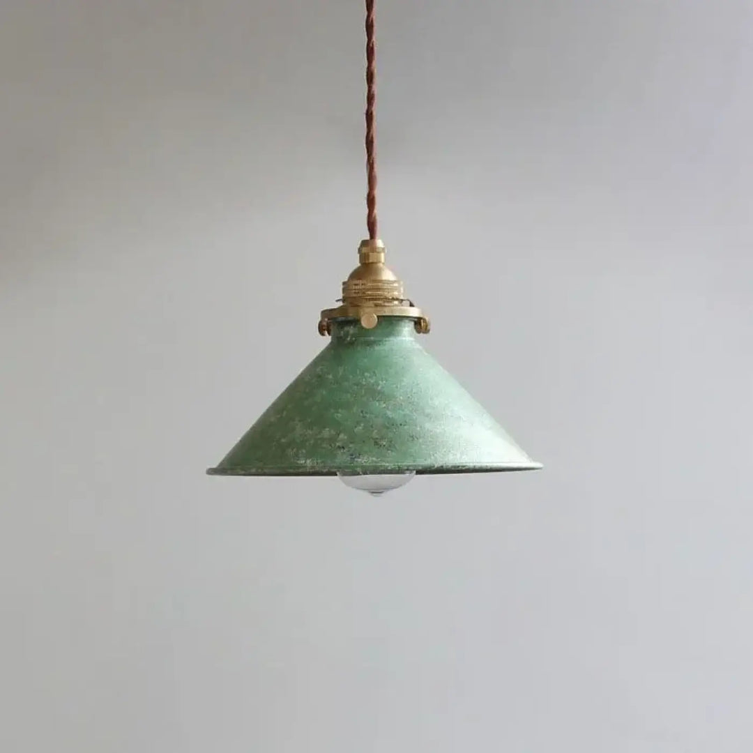 Suspension luminaire ristike en métal texturé vert avec finition laiton style atelier ancien et corde torsadée marron