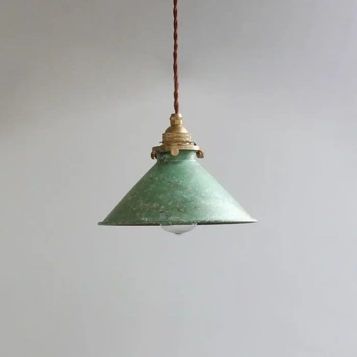 Suspension luminaire ristike en métal texturé vert avec finition laiton style atelier ancien et corde torsadée marron