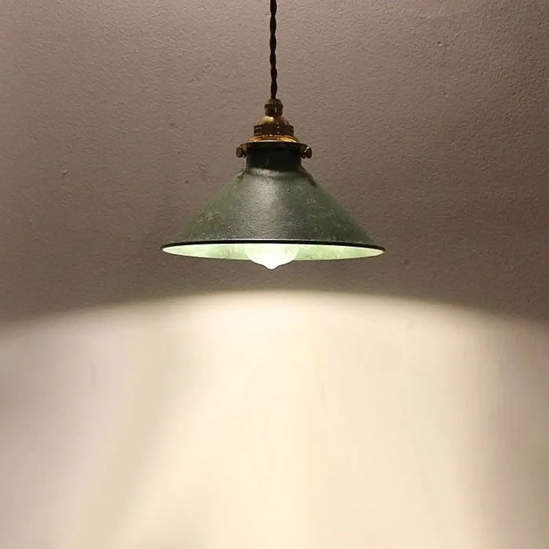 Suspension luminaire ristike vert émaillé en métal texturé avec finition laiton et câble torsadé style atelier ancien