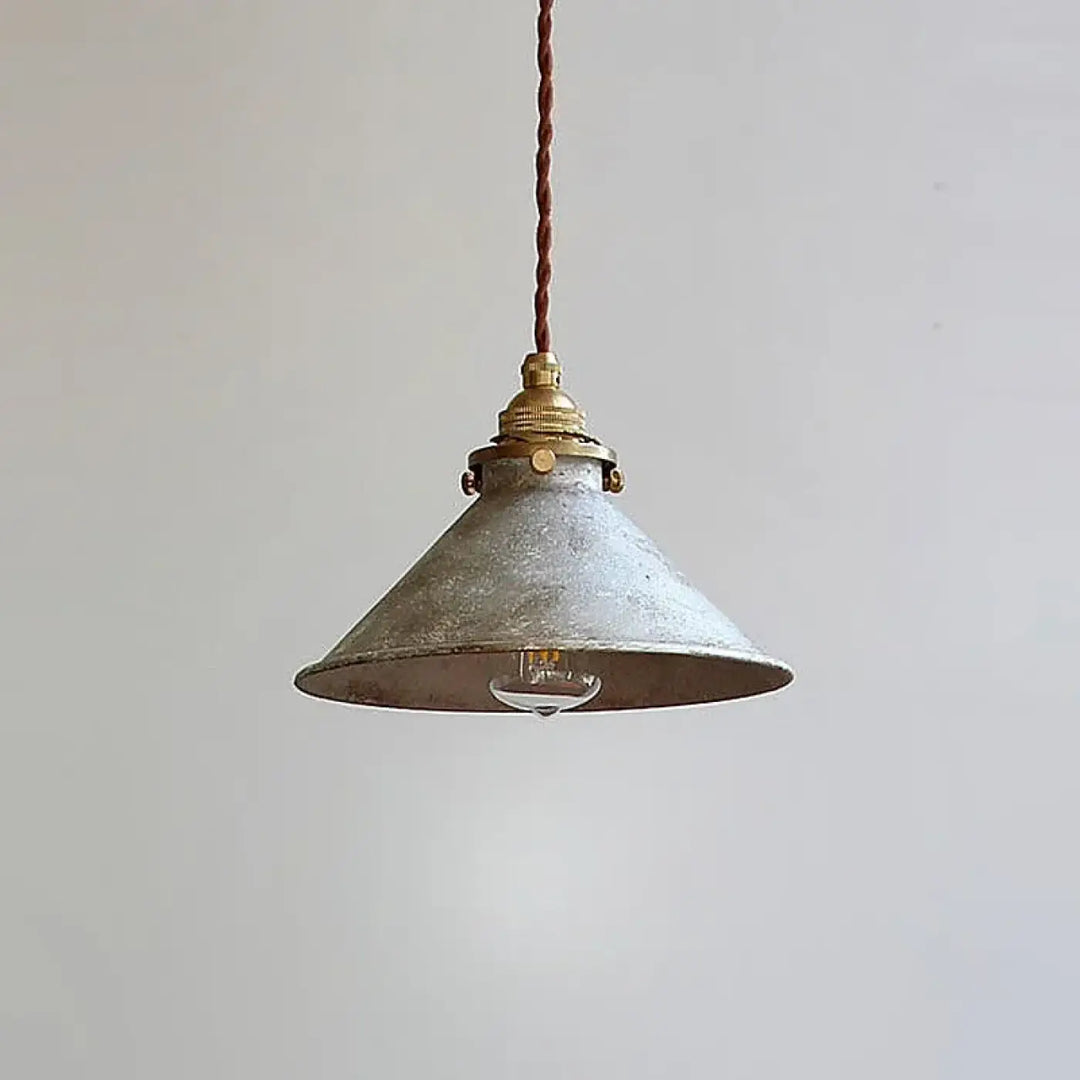 Suspension luminaire ristika en métal texturé galvanisé avec abat-jour en métal vieilli et cordon torsadé style atelier ancien