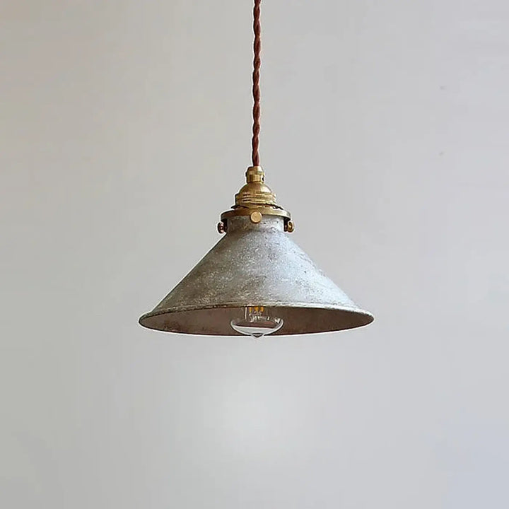Suspension luminaire ristika en métal texturé galvanisé avec abat-jour en métal vieilli et cordon torsadé style atelier ancien