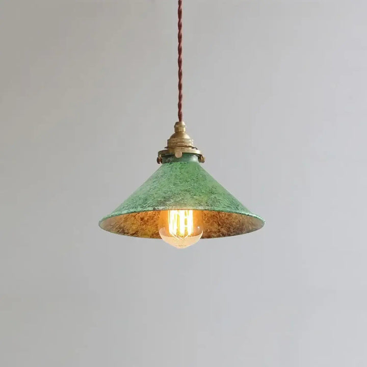 Suspension luminaire ristike en métal texturé vert, style atelier ancien avec abat-jour en métal vieilli et cordon torsadé