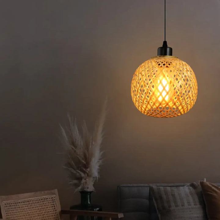 Suspension luminaire lina en bambou tressé noir offrant une ambiance chaleureuse et un style bohème élégant