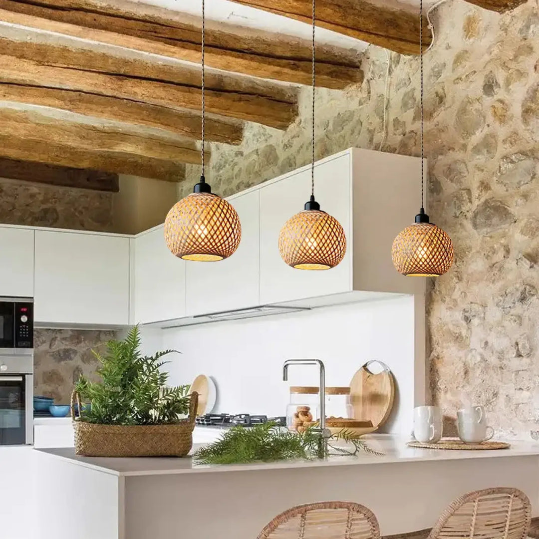Suspension luminaire style bohème avec trois abat-jours sphériques en bambou naturel tressé et finition métal noir
