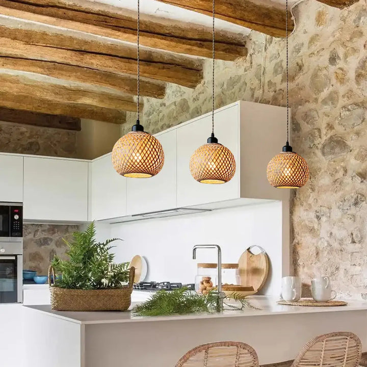 Suspension luminaire style bohème avec trois abat-jours sphériques en bambou naturel tressé et finition métal noir