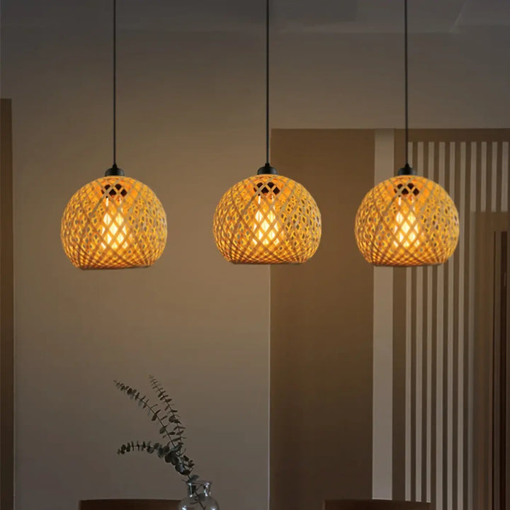Suspension luminaire lina avec trois luminaires boules tissées en bambou couleur chaude style bohème ambiance chaleureuse