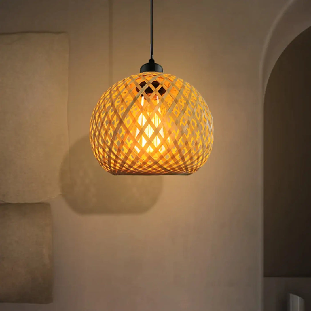 Suspension luminaire style bohème avec abat-jour sphérique en bambou tressé chaud et suspension en métal noir