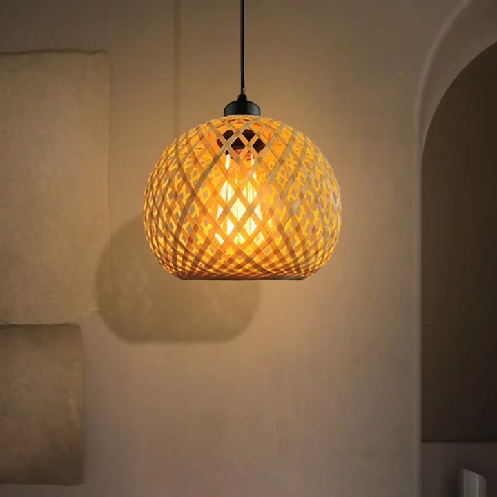 Suspension luminaire style bohème avec abat-jour sphérique en bambou tressé chaud et suspension en métal noir