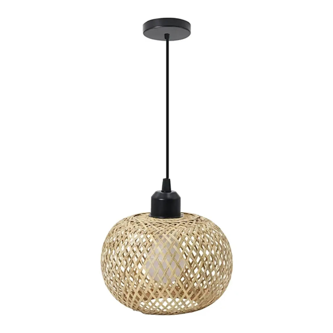 Suspension luminaire lina avec abat-jour sphérique en bambou naturel tressé et quincaillerie métallique noire style bohème ambiance chaleureuse