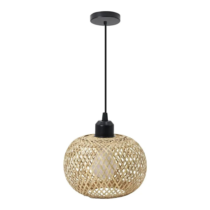 Suspension luminaire lina avec abat-jour sphérique en bambou naturel tressé et quincaillerie métallique noire style bohème ambiance chaleureuse