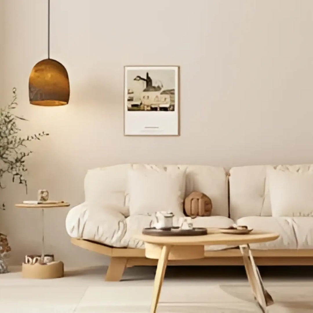 Beige canapé en tissu avec pieds en bois et table basse assortie dans une suspension luminaire naturelle nativa