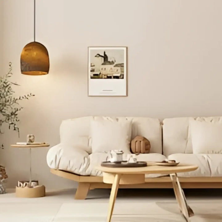 Beige canapé en tissu avec pieds en bois et table basse assortie dans une suspension luminaire naturelle nativa