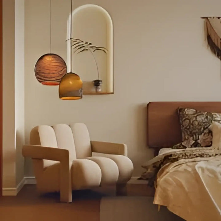 Fauteuil beige rembourré avec cadre en bois et dossier incurvé pour suspension luminaire naturelle nativa