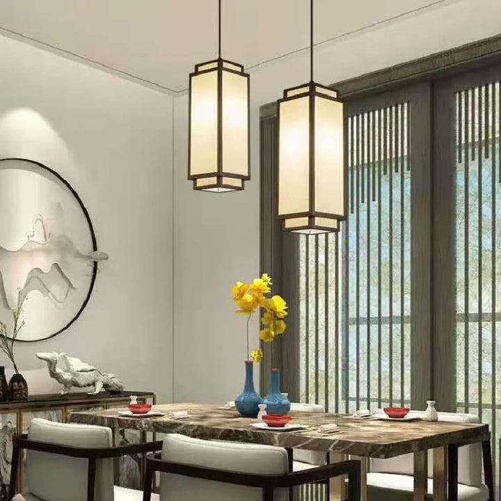 Suspension luminaire tissua style chinois avec cadre en bois sombre et abat-jour en tissu chaud pour design raffiné
