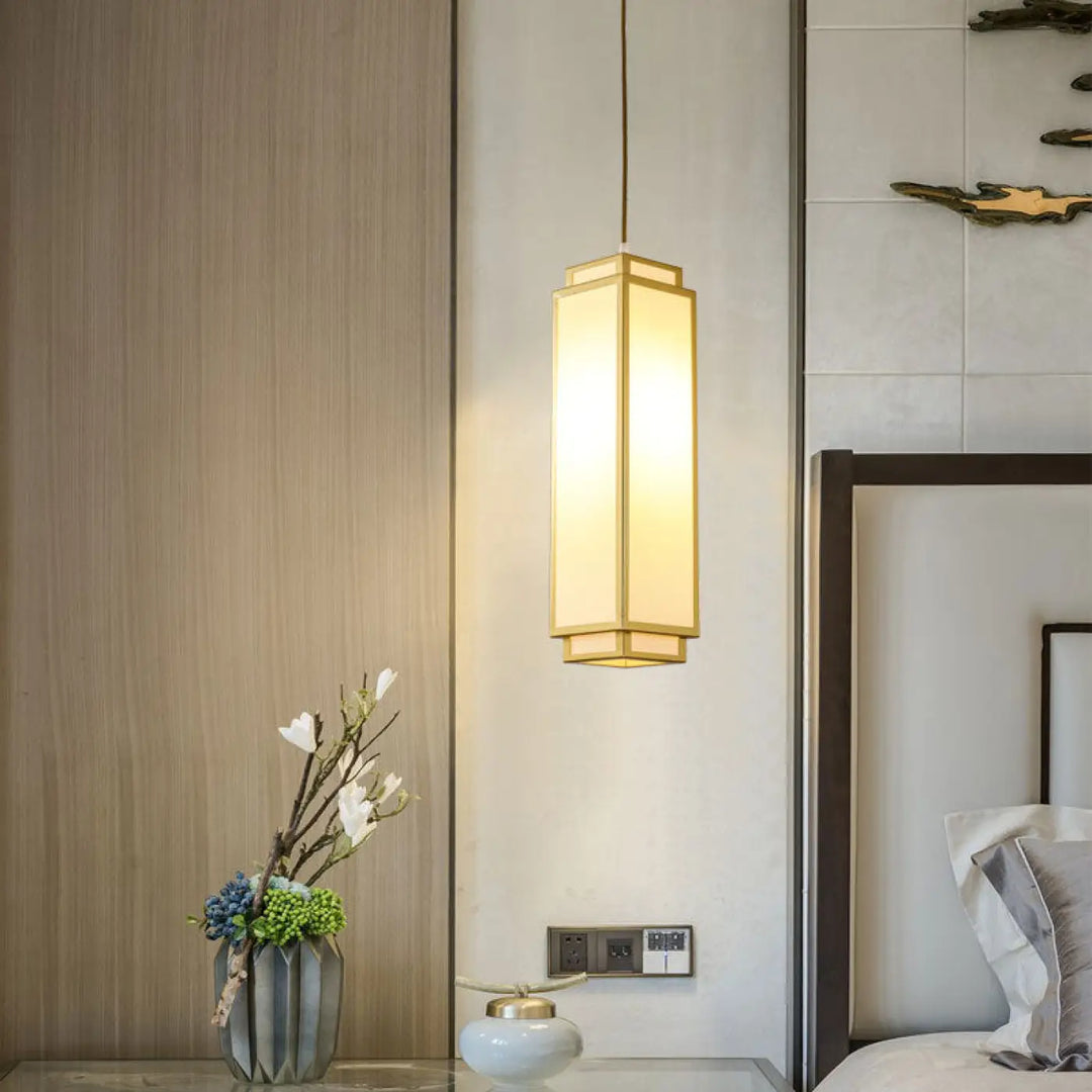 Suspension luminaire tissua style chinois avec cadre doré et design raffiné diffusant une lumière chaude et homogène