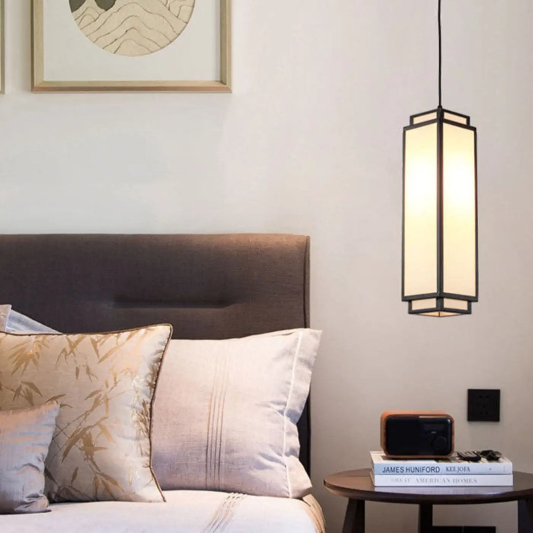 Suspension luminaire tissua style chinois en métal noir avec design raffiné et lumière chaude diffusée par un panneau translucide