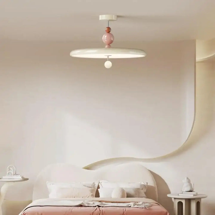 Suspension luminaire tania avec abat-jour blanc circulaire et perles roses et beiges style contemporain univers plus