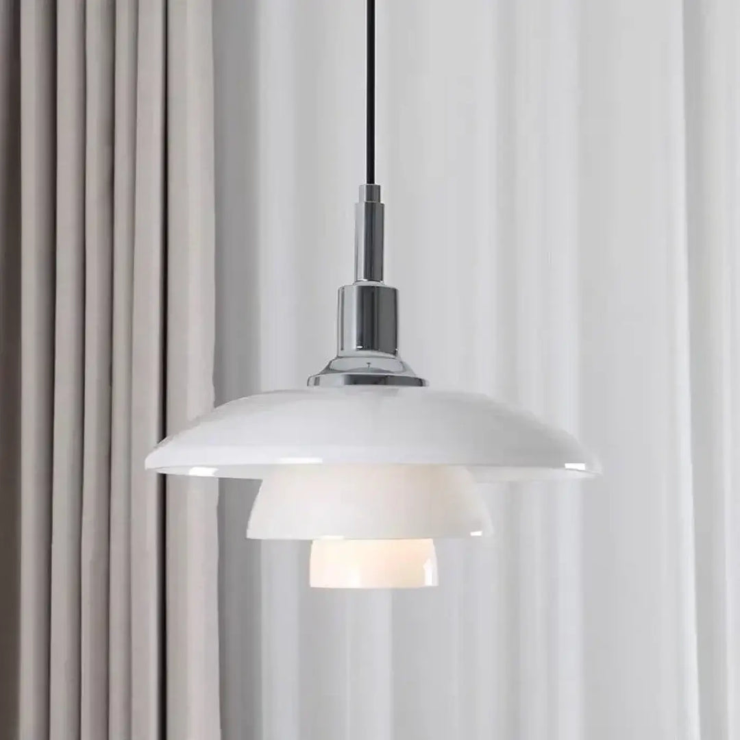 Suspension luminaire noida en verre opalin avec design superposé blanc et ferrures métalliques chromées style danois