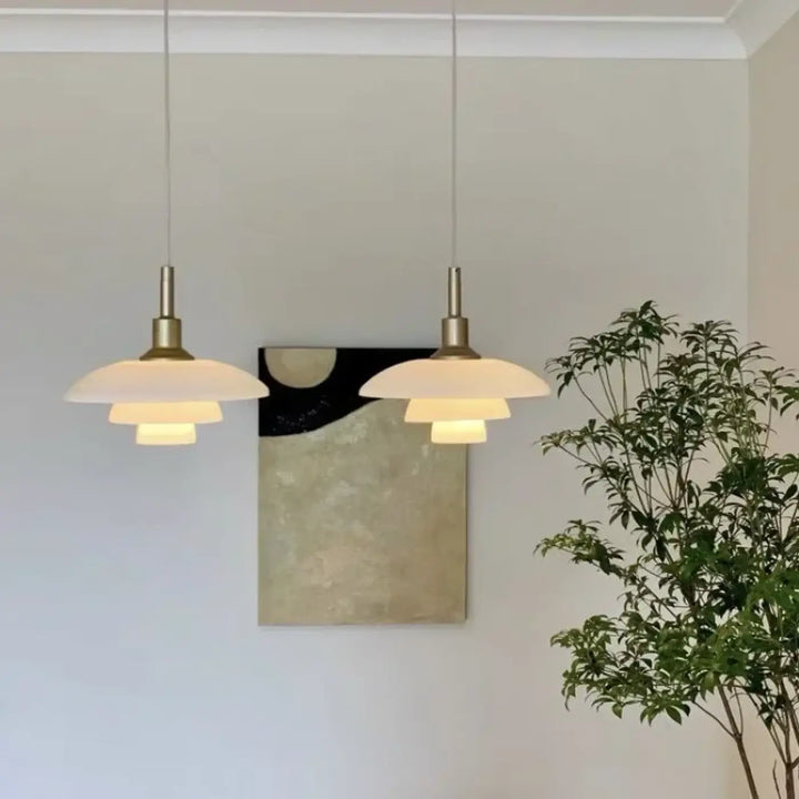 Suspension luminaire noida avec deux verre opalin en verre opalin et finition laiton brossé style danois