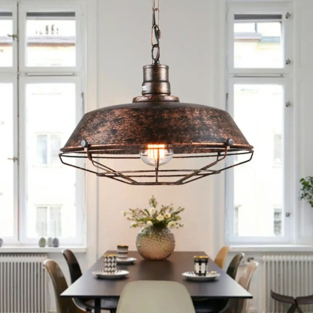Suspension luminaire au style industriel en forme de cloche aplatie

