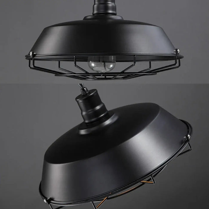 Suspension luminaire au style industriel en forme de cloche aplatie

